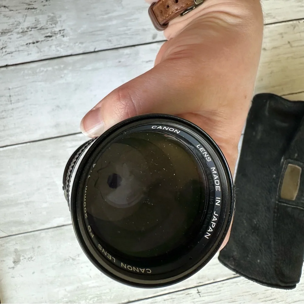 VINTAGE PREOWNED CANON LENS FD 200 MM 1:4 BLACK LENS WITH CAP AND CASE